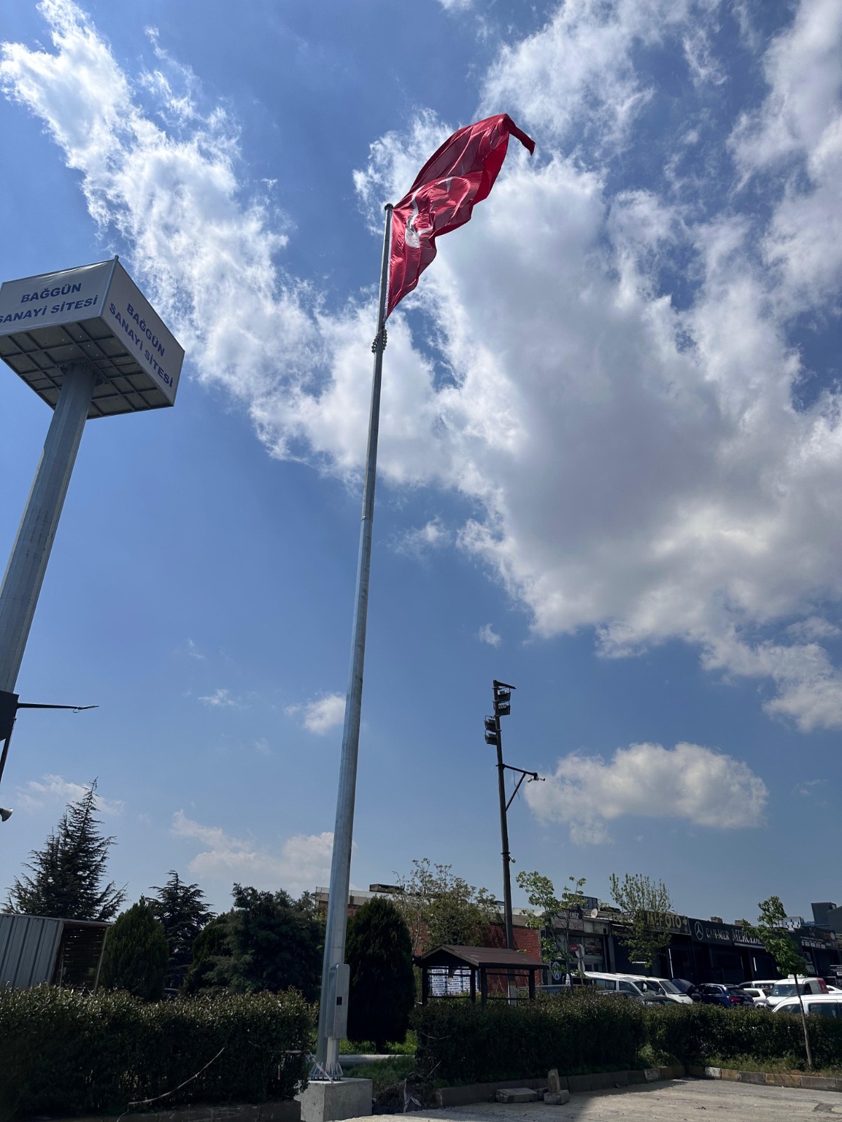 SİTEMİZ ORTA BULVARDAKİ BAYRAK DİREĞİMİZ YENİLENDİ...